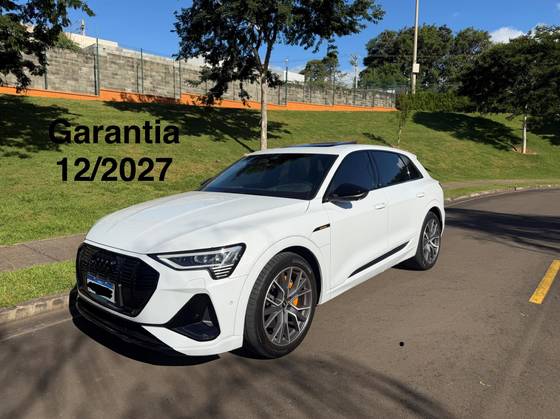 AUDI E-TRON ELÉTRICO PERFORMANCE BLACK QUATTRO AUDI E-TRON ELÉTRICO PERFORMANCE BLACK QUATTRO
